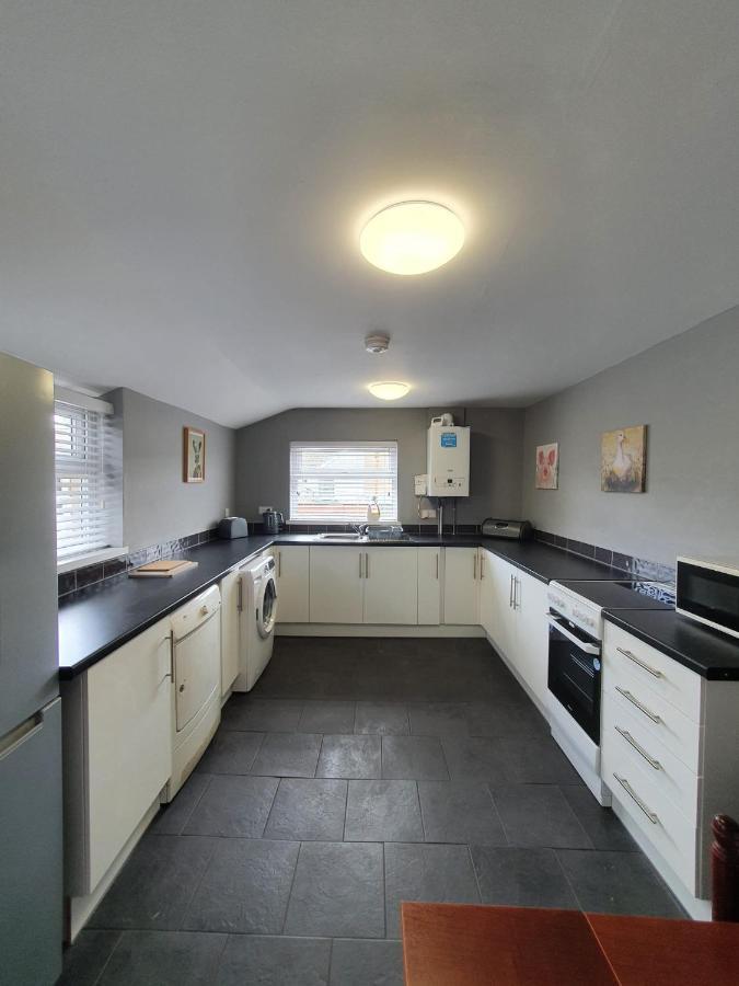2 Bed House, Contractors & Holiday Guests Welcomed Dowlais ภายนอก รูปภาพ